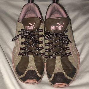 VINTAGE PINK AND BEIGE PUMA SHOES SIZE 8 1/2